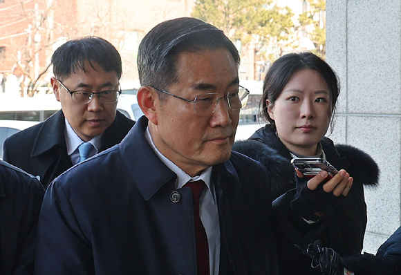 신원식 국가안보실장이 11일 서울 종로구 헌법재판소에서 열린 윤석열 대통령 탄핵 심판 7차 변론에 증인으로 출석하고 있다. 2025.2.11 [사진=연합뉴스]