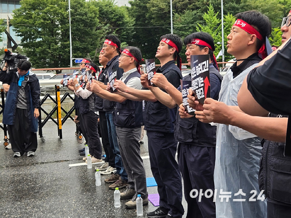 21일 전국금속노동조합(금속노조)이 서울 양재동 현대자동차 본사 앞에서 '자동차 업종 공동 파업 대회'를 진행하고 있다. [사진=최란 기자]