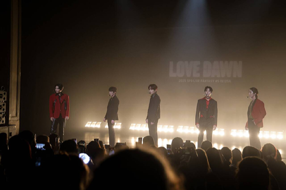 SF9이 '2025 SF9 LIVE FANTASY #5 LOVE DAWN IN EUROPE & USA'(2025 SF9 라이브 판타지 #5 러브 던 인 유럽 & 유에스에이) 투어에서 무대를 꾸미고 있다. [사진=FNC엔터테인먼트]