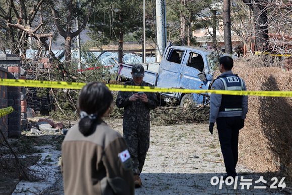 6일 경기 포천시 이동면 한 민가에 포탄으로 추정되는 물체가 떨어져 가옥이 파손된 가운데 마을 일대가 통제되고 있다. [사진=사진공동취재단]