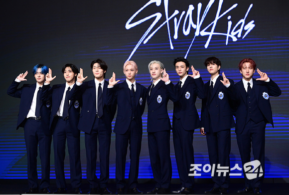 그룹 스트레이키즈가&nbsp;22일 오전 서울 영등포구 여의도 콘래드호텔에서 열린&nbsp;스트레이키즈(Stray Kids) 정규 4집 '카르마' 발매 기념 기자간담회에서 포즈를 취하고 있다. [사진=정소희 기자]