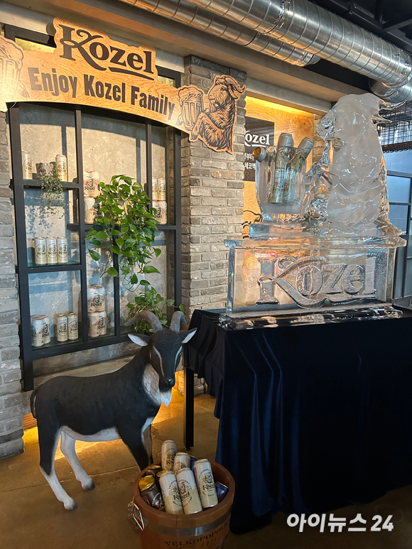 매튜 홈즈 코젤 한국지사장이 13일 서울 용산 이태원에서 열린 미디어 간담회에서 신제품 '코젤 화이트'를 선보이고 있다. [사진=백소연 기자]