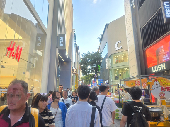 중국인 무비자 입국 정책 시행 첫날인 29일 관광객들로 북적이는 명동 거리. [사진=박은경 기자]