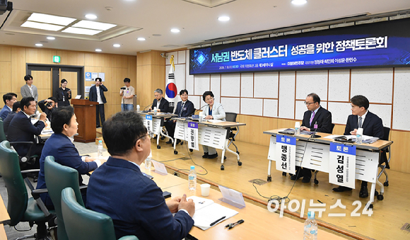 권향엽 더불어민주당 의원이 8일 서울 여의도 국회 의원회관에서 열린 서남권 반도체 클러스터 성공을 위한 정책토론회를 진행하고 있다. [사진=곽영래 기자]