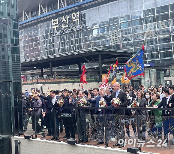 4일 오전 2030세계박람회 개최 후보지인 부산을 실사하기 위해 방한한 국제박람회기구(BIE) 실사단이 부산 동구 부산역에 도착해 환영 나온 시민들에게 인사하고 있다. [사진=정예진 기자]