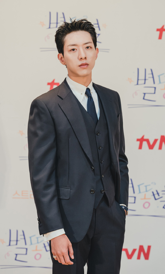 배우 이정신이 20일 온라인으로 진행된 tvN 새 금토드라마 '별똥별' 제작발표회에 참석해 포즈를 취하고 있다. [사진=tvN]