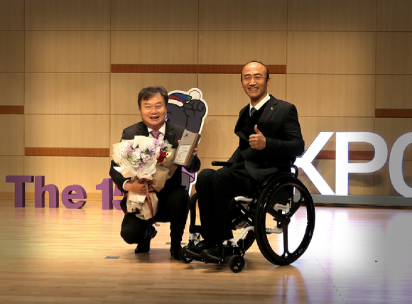  에코프로그룹 이동채 회장이 장애인 체육 발전에 기여한 공로로 대한장애인체육회로부터 감사패를 받았다. [사진=에코프로]