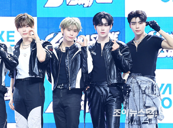 그룹 제로베이스원이 1일 오후 서울 용산구 한남 블루스퀘어에서 열린 제로베이스원(ZEROBASEONE) 정규 1집 '네버 세이 네버(NEVER SAY NEVER)' 쇼케이스에 참석하고 있다. [사진=정소희 기자]