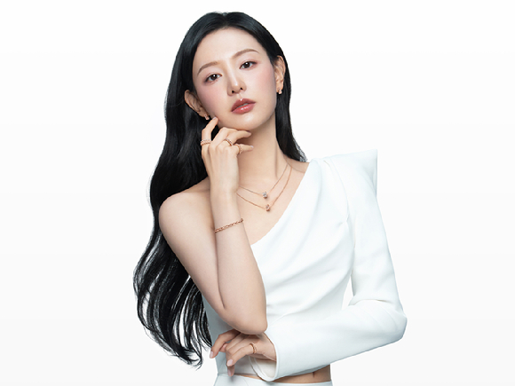 배우 김지원이 화보 촬영에서 포즈를 취하고 있다. [사진=스톤헨지]