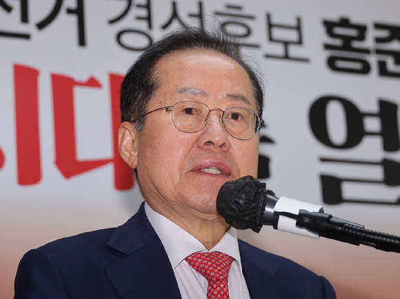 홍준표 전 대구시장이 지난 4월 29일 국민의힘 대선 경선에서 탈락한 직후 서울 여의도 대하빌딩 선거 캠프 사무실에서 정계 은퇴 관련 기자회견을 하고 있다. [사진=연합뉴스]