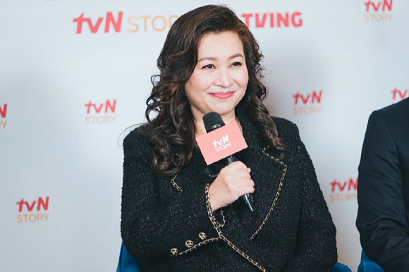 오은영 박사, 배우 이이경이 20일 열린 tvN STORY '백억짜리 아침식사' 온라인 제작발표회에서 포즈를 취하고 있다. [사진=tvN STORY]
