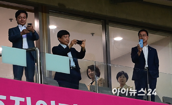 10일 오후 경기도 서울월드컵경기장에서 열린 22026 FIFA 북중미 월드컵 아시아 3차 예선 조별리그 B조 10차전 최종전 대한민국과 쿠웨이트의의 경기에서 더불어민주당 김현정, 이성윤, 이수진, 김영환, 신영대, 정청래, 백혜련 의원들이 경기를 관전하고 있다. [사진=곽영래 기자]