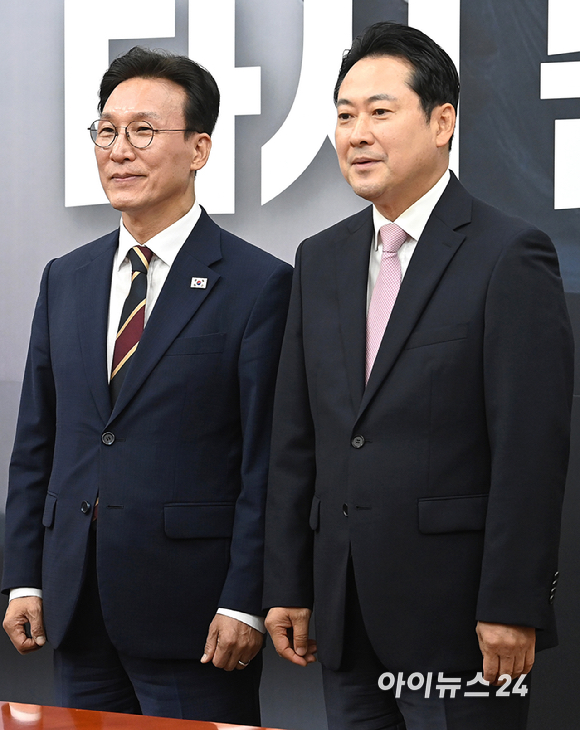 김민석 국무총리가 1일 서울 여의도 국회에서 국민의힘 장동혁 대표(오른쪽)를 예방해 기념 촬영을 하고 있다. [사진=곽영래 기자]