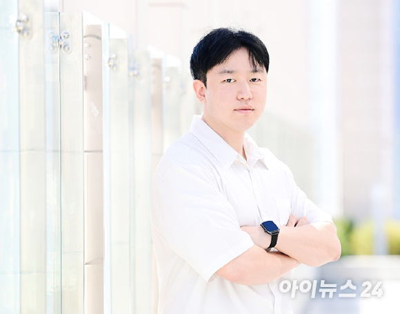 여승호 AI 미디어 아트 디렉터가 16일 오후 서울 영등포구 양평동에 위치한 아이뉴스24 사옥에서 진행된 인터뷰 전 포즈를 취하고 있다. [사진=정소희 기자]