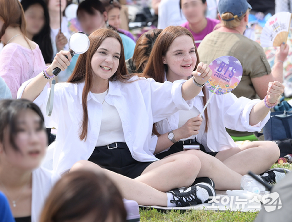 17일 서울 영등포구 여의도 한강공원에서 열린 방탄소년단 데뷔 10주년 FESTA @여의도(BTS 10th Anniversary FESTA @Yeouido)에 참석한 팬들이 'BTS 히스토리 월' 코너를 즐기고 있다. [사진=정소희 기자]