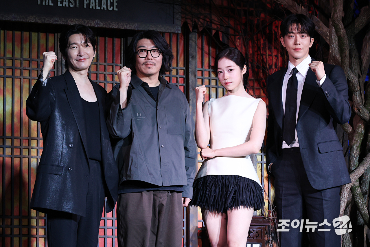 배우 조승우, 최정규 PD, 배우 노윤서, 남주혁이 8일 오전 서울 영등포구 페어몬트 앰배서더 서울에서 진행된 넷플릭스 시리즈 '동궁' 제작발표회에 참석해 포즈를 취하고 있다. [사진=문수지 기자]