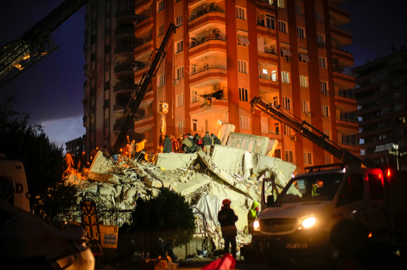 지난 7일(현지시간) 튀르키예 아다나에서 구조대가 지진으로 무너진 건물 잔해를 수색하고 있다. [사진=뉴시스]
