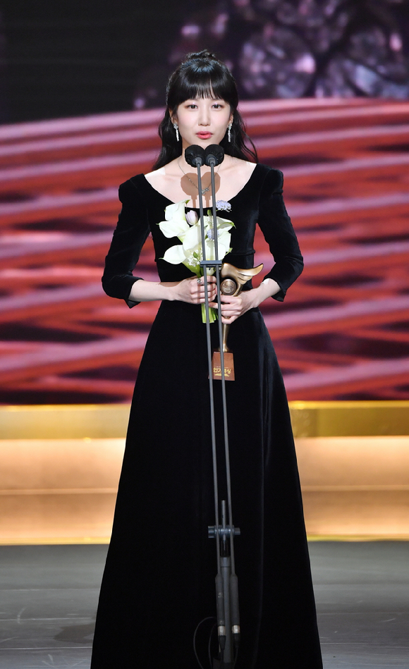 배우 김소현이 31일 오후 여의도 KBS에서 열린 '2021 KBS 연기대상'에서 인기상을 수상한 후 수상소감을 전하고 있다. [사진=KBS]