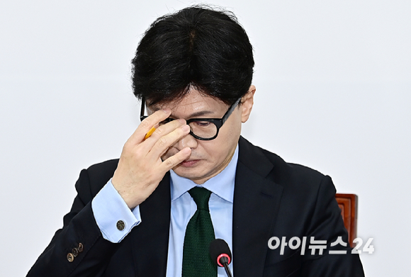 한동훈 국민의힘 당대표가 1일 오전 서울 여의도 국회에서 열린 최고위원회의에서 안경을 고쳐 쓰고 있다. [사진=곽영래 기자]