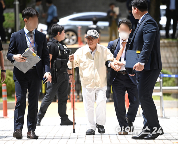 국민의힘과의 정교유착 비리 의혹을 받고 있는 이만희 신천지 총회장이 24일 오후 서울중앙지방법원에서 열린 구속 전 피의자 심문(영장실질심사)을 받기 위해 출석하고 있다. [사진=곽영래 기자]