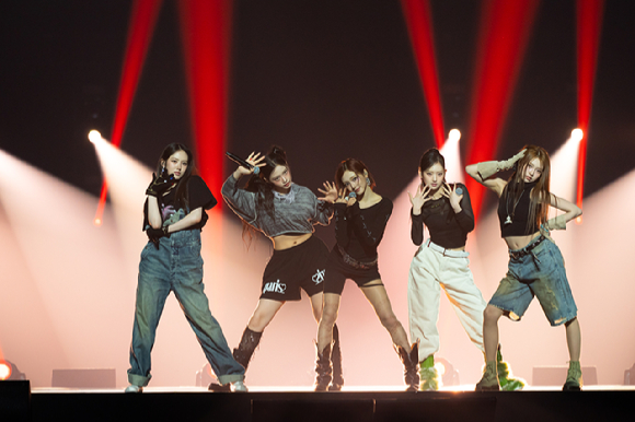 그룹 키키가 지난 11일 일본 지바현 마쿠하리 멧세에서 개최된 '케이콘 재팬 2025(KCON JAPAN 2025)' 엠카운트다운 무대에서 열띤 공연을 펼치고 있다. [사진=CJ ENM]