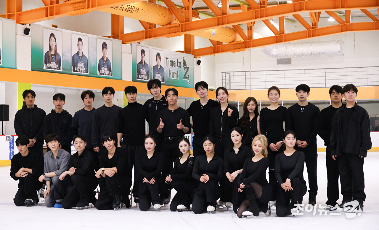 피겨스케이팅선수 이시형, 배우 신석수, 피겨스케이팅선수 차준환, 김예림, 배우 권채원, 피겨스케이팅선수 에이미가 22일 오전 서울 구로구 고척동 제니스아이스링크장에서 열린 아이스쇼 '나 혼자만 레벨업 on ICE' 연습 공개에서 포즈를 취하고 있다. [사진=문수지 기자]