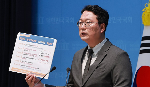 개혁신당 천하람 대표 권한대행 겸 원내대표가 6일 국회 소통관에서 기자회견을 열고 강신철 국방부 장관 후보자가 서초구 소재 아파트를 부정 청약으로 취득했다는 의혹을 제기하고 있다. 2026.9.6 [사진=연합뉴스]