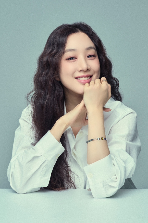 정려원 프로필 사진 [사진=H&엔터테인먼트]