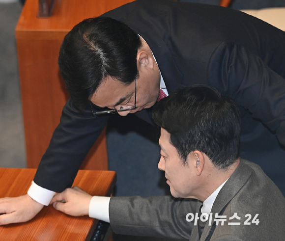 국민의힘 장동혁 대표와 송언석 원내대표가 12일 서울 여의도 국회에서 열린 본회의에서 대화를 나누고 있다. [사진=곽영래 기자]