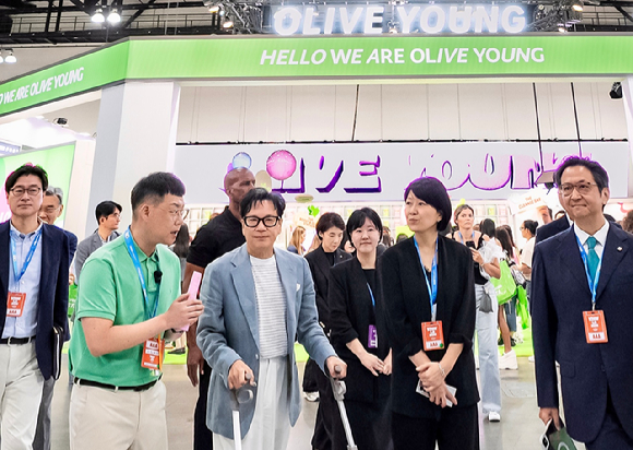 KCON LA 2026을 방문한 CJ 이재현 회장이 이선정 CJ올리브영 대표(오른쪽에서 두번째)와 올리브영 페스타를 둘러보고 있다. [사진=CJ]