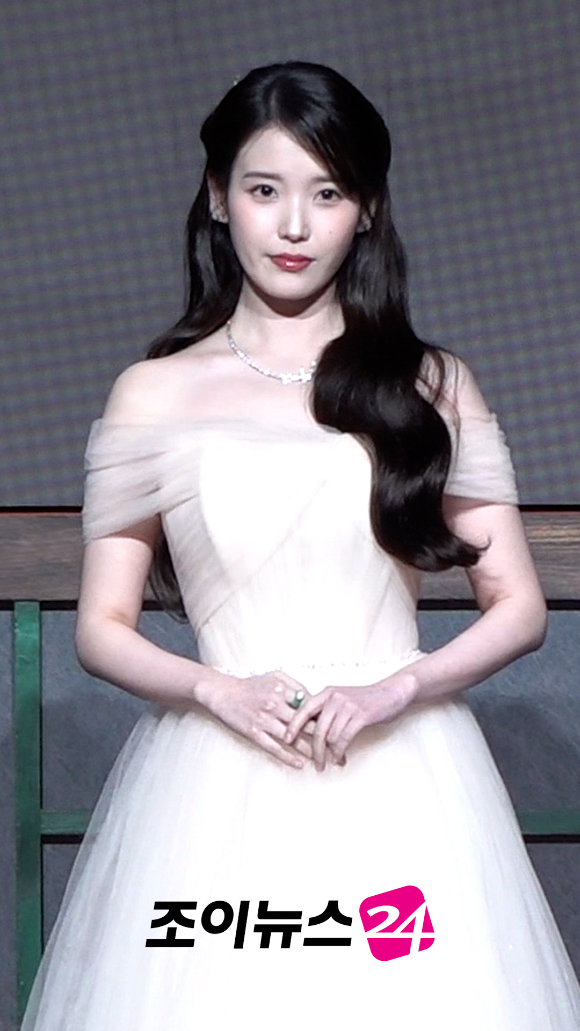 배우 아이유가 지난 6일 오후 서울 강남구 조선 팰리스 서울 강남 호텔에서 진행된 MBC 금토드라마 '21세기 대군부인' 제작발표회에 참석해 포즈를 취하고 있다. [사진=문수지 기자]