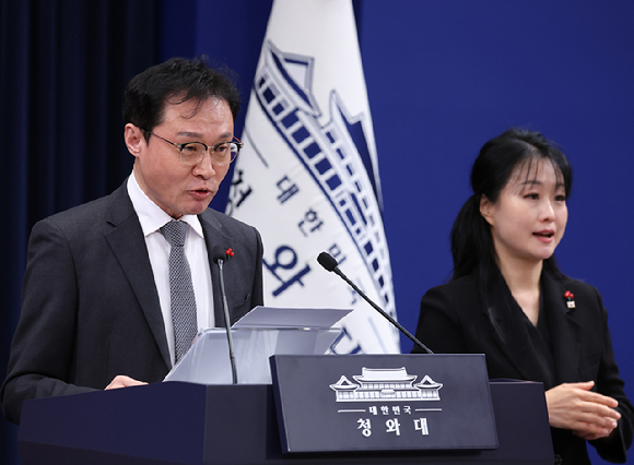 이규연 대통령실 홍보소통수석이 28일 청와대 춘추관에서 장&middot;차관급 인선 브리핑을 하고 있다. [사진=연합뉴스]