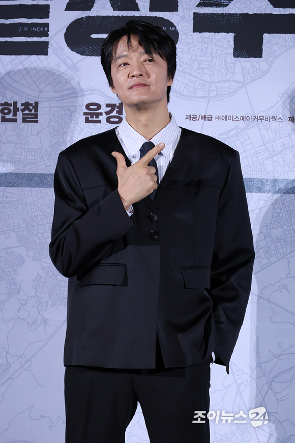 배우 조한철이 9일 오전&nbsp;서울 CGV 용산아이파크몰점에서 열린 영화 '끝장수사'(감독 박철환) 제작보고회에 참석해 포즈를 취하고 있다. [사진=문수지 기자]