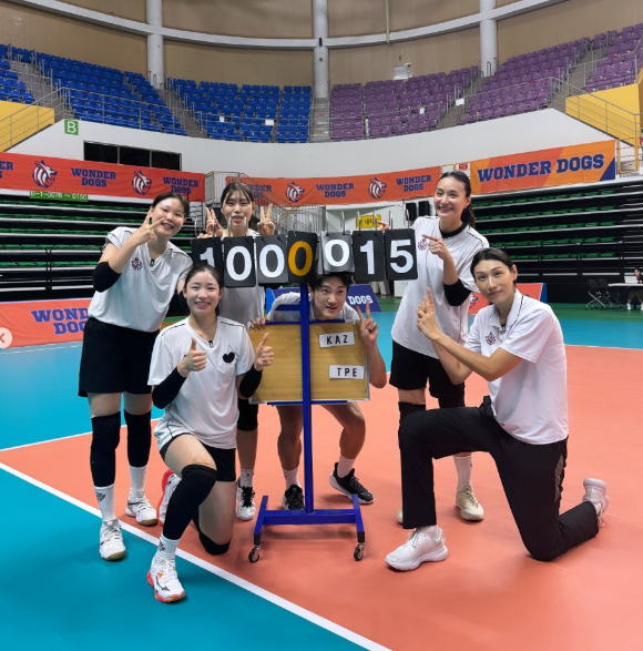 '신인감독 김연경'의 김연경이 필승 원더독스 선수들과 사진촬영을 하고 있다. [사진=김연경 인스타그램]