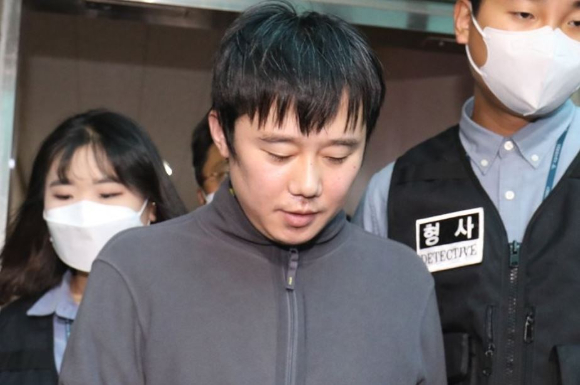 지난 2022년 9월 21일 신당역 살해 범인 전주환이 남대문경찰서에서 검찰로 이송되고 있다. [사진=연합뉴스]