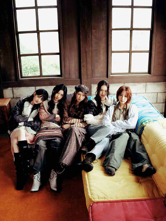 키키가 패션브랜드 써스데이 아일랜드와 화보를 촬영했다. [사진=스타쉽엔터테인먼트]