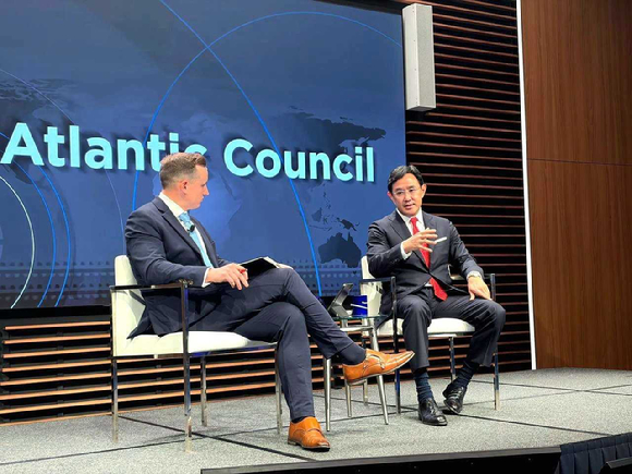 최윤범 고려아연 회장이 27일(현지시간) 미국 외교&middot;정책 싱크탱크 애틀랜틱 카운슬이 워싱턴 D.C에서 개최한 광물 안보를 위한 동맹 파트너십 모델 대담회에서 리드 블랙모어 애틀랜틱카운슬 글로벌에너지센터 디렉터와 대담하는 모습. [사진=고려아연]