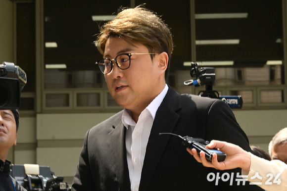 음주 뺑소니 혐의를 받는 가수 김호중이 영장실질심사(구속 전 피의자심문)를 받기 위해 지난 5월 24일 오전 서울 서초구 서울중앙지방법원에 출석하고 있다. [사진=곽영래 기자]