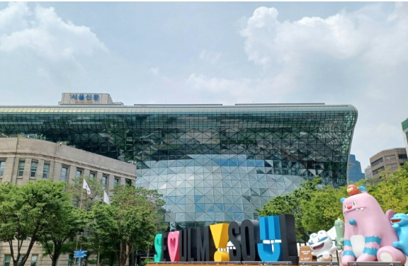 서울시가 신상 유출과 허위사실 유포 등으로 인한 2차 가해로 일상이 무너진 스토킹&middot;성범죄 피해자의 명예회복을 위해 무료 법률지원을 시작한다. 사진은 서울시청 전경. [사진=연합뉴스]