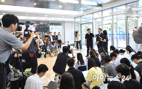 김승원 법무부 장관 후보자가 3일 오전 서울 종로구 적선현대빌딩에 마련된 인사청문회 준비사무실로 출근하고 있다. [사진=곽영래 기자]