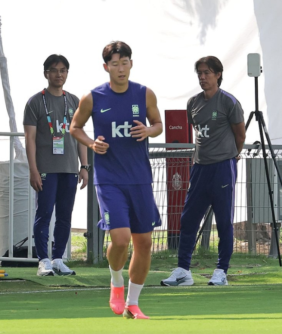 남아프리카공화국과 2026 북중미 월드컵 A조 조별리그 3차전을 치른 한국 축구 국가대표팀 홍명보 감독이 25일(현지시간) 멕시코 과달라하라 인근 사포판의 치바스 바예 베르데에서 대표팀 훈련을 지켜보고 있다. [사진=연합뉴스 ]