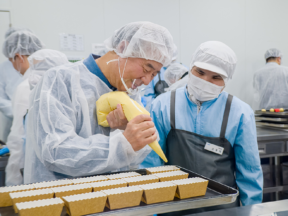 삼성전자 임직원들이 사업장 내 설치된 나눔키오스크에 사원증을 태깅하여 기부하고 있다. [사진=삼성전자]