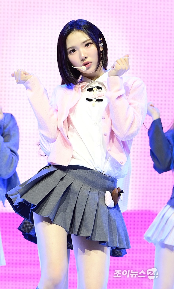 그룹 하츠투하츠 지우가 24일 오후 서울 광진구 예스24라이브홀에서 열린 하츠투하츠(Hearts2Hearts) 첫 번째 싱글앨범 '더 체이스' 발매 기념 쇼케이스에서 데뷔곡 '더 체이스' 무대를 선보이고 있다. [사진=정소희 기자]