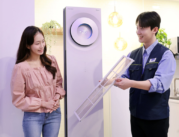 삼성전자서비스 엔지니어가 에어컨 사전 점검 서비스를 제공하고 있다. [사진=삼성전자서비스]