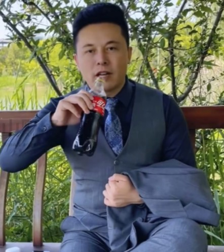 중국에서 식당을 운영하는 마지안핑(48)씨가 일론 머스크 닮은 꼴로 화제가 됐다. [사진=SCMP 캡처]
