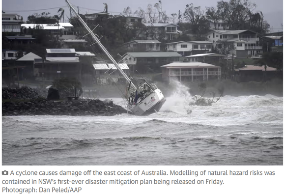 사이클론이 호주 동부 해안을 덮치면서 배가 흔들리고 있다. [사진=가디언]