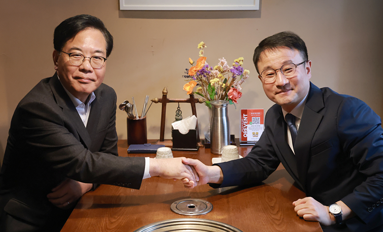 더불어민주당 한병도 원내대표와 국민의힘 송언석 원내대표가 30일 서울 영등포구청역 인근 식당에서 오찬 회동을 하며 악수하고 있다. 2026.3.30 [사진=연합뉴스]