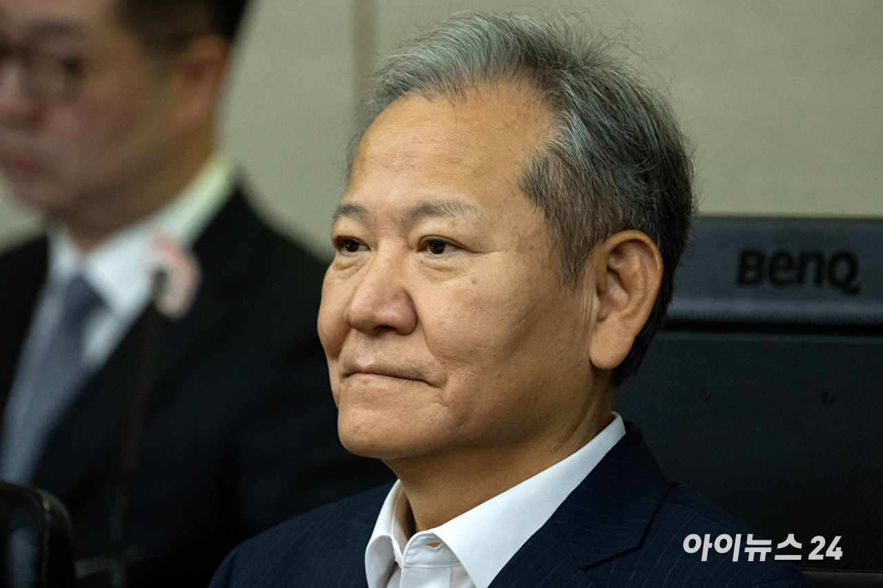 이상민 전 행정안전부 장관이 2025년 10월 17일 서울 서초구 서울중앙지법에서 열린 내란 중요임무 종사 등 혐의 첫 공판기일에 출석하고 있다. [사진=사진공동취재단]