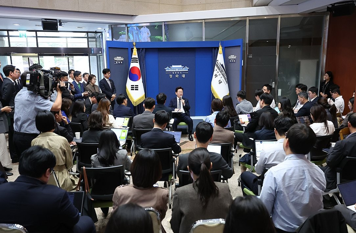 이재명 대통령이 19일 언론인들의 취재 공간인 청와대 춘추관 로비에서 기자들과 간담회를 하고 있다. 2026.10.19 [청와대통신사진기자단] [사진=연합뉴스]