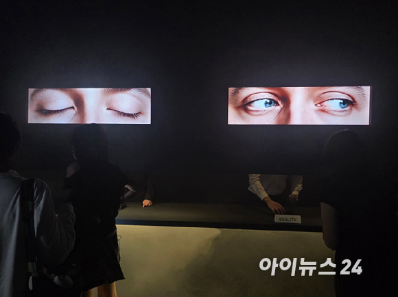 무용수들이 관객 사이를 오가며 이머시브 아트 퍼포먼스를 펼치는 모습. [사진=구서윤 기자]